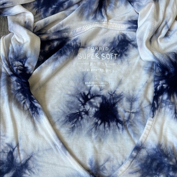 💙🤍Torrid Tie-Dye Hoodie – Plus Size 1X – New with Tags - Picture 4 of 5